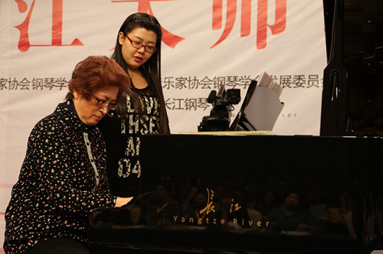 楊韻琳:讓鋼琴”唱”出色彩 楊韻琳:讓鋼琴”唱”出色彩