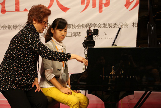 楊韻琳:讓鋼琴”唱”出色彩 楊韻琳:讓鋼琴”唱”出色彩