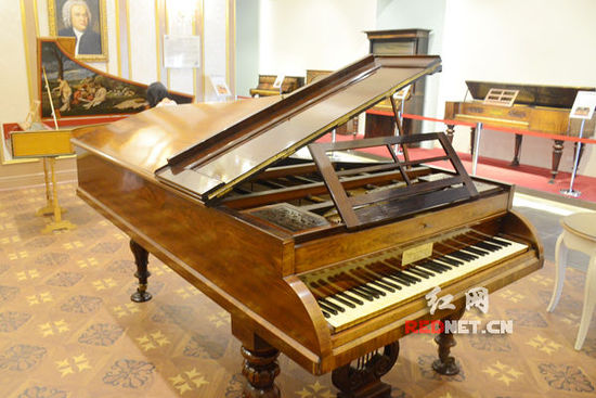 (古董鋼琴博物館的鎮館之寶:制作于1805年的克萊門蒂四角鋼琴。)